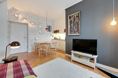 sala de estar con TV y mesa en Downtown Apartments Old Town Ogarna Baltus, en Gdansk