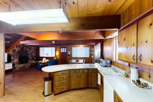 eine Küche mit Holzschränken und einem Dachfenster in der Unterkunft Ward Creekside Cabin in Tahoe City