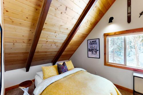 太浩市的住宿－Ward Creekside Cabin，树屋的卧室,配有床