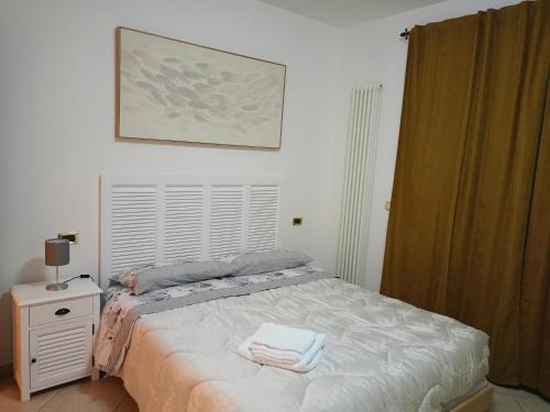sypialnia z łóżkiem i zdjęciem na ścianie w obiekcie Da Enza - Appartamento al mare w mieście Grottammare