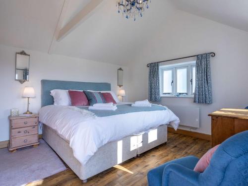 - une chambre avec un grand lit et une fenêtre dans l'établissement 1 Bed in Axminster 82604, à Chardstock