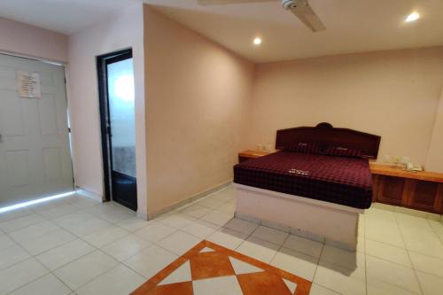 een slaapkamer met een bed in een kamer met een deur bij OYO Hotel Brisas Del Pacífico in Puerto Vallarta