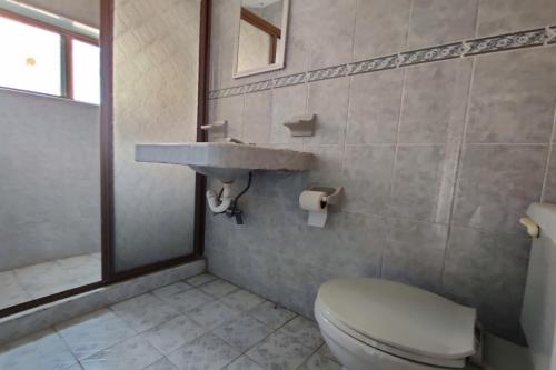 uma casa de banho com um WC e um lavatório em OYO Hotel Brisas Del Pacífico em Puerto Vallarta