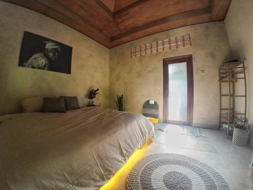 D'Sari Undisan Houses - Abeona Private Villa في Undisan: غرفة نوم بسرير كبير في غرفة