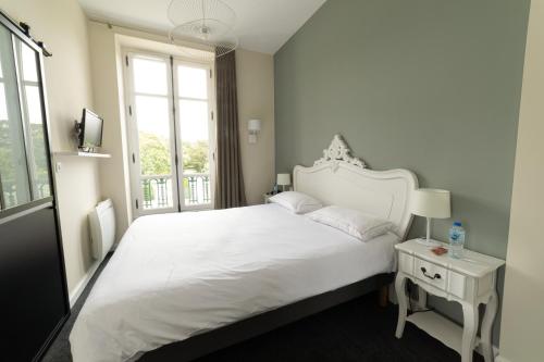 Un pat sau paturi într-o cameră la Domaine de La Gressière