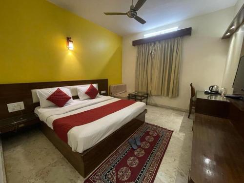 een slaapkamer met een bed en een bureau en een bed sidx sidx sidx bij Hotel mid-town in New Delhi