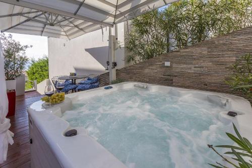 Panoramaussicht und Whirlpool im exklusiven Viertel