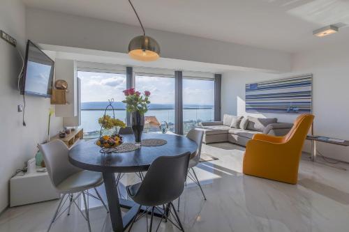 Panoramaussicht und Whirlpool im exklusiven Viertel