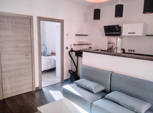 - un salon avec un canapé et une chambre dans l'établissement Résidence Le Cendre, à Juan-les-Pins