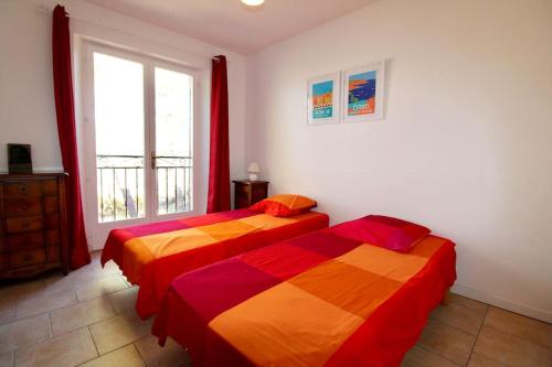 deux lits dans une chambre avec une fenêtre dans l'établissement En pleine nature dans les Gorges du Verdon, à La Verdière