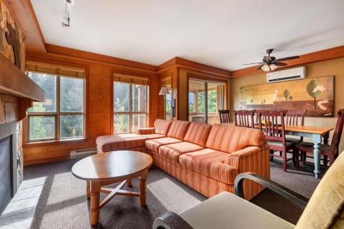 uma sala de estar com um sofá e uma mesa em Hilton Grand Vacations Club Whistler em Whistler