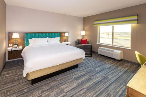 Habitación de hotel con cama grande y ventana en Hampton Inn Selma, Ca, en Selma