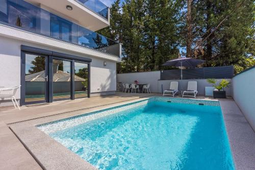 500 Meter zum Sandstrand mit Pool