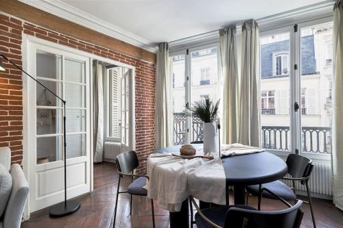 une salle à manger avec une table et des chaises dans l'établissement Angers - 1 chambre et balcon aux Halles, à Paris