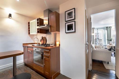 - une cuisine avec une cuisinière dans l'établissement Angers - 1 chambre et balcon aux Halles, à Paris
