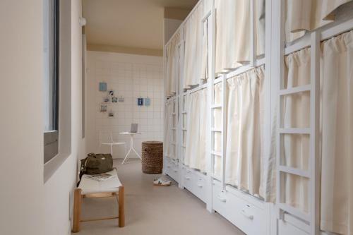um corredor com armários brancos e uma janela em Slo Nice em Nice