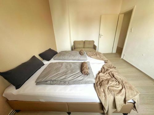 - une chambre avec un grand lit et une couverture dans l'établissement Double Room in the black Forest, à Villingen-Schwenningen