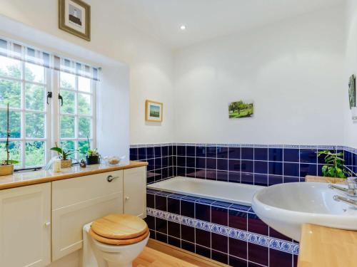 y baño con bañera, aseo y lavamanos. en 1 bed in Barnstaple 88259, 