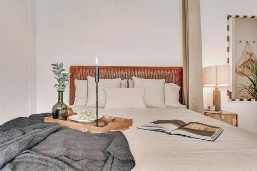 - une chambre avec un lit et un livre dans l'établissement Marini - Studio à Auteuil, à Paris