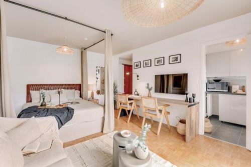 une chambre avec un lit et une table et une cuisine dans l'établissement Marini - Studio à Auteuil, à Paris