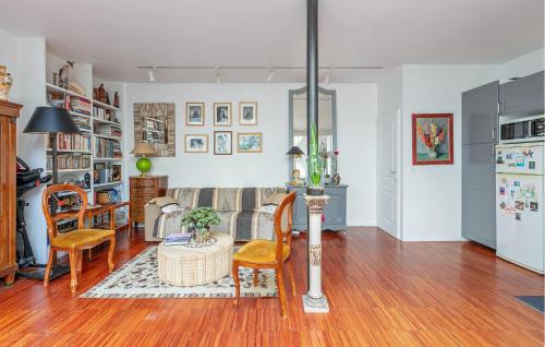 un salon avec un canapé et des chaises dans l'établissement Gorgeous Home In Paris With Wifi, à Paris