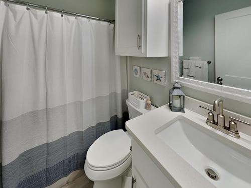 un bagno con un water bianco e un lavandino di Holiday Hideaway a Rockport