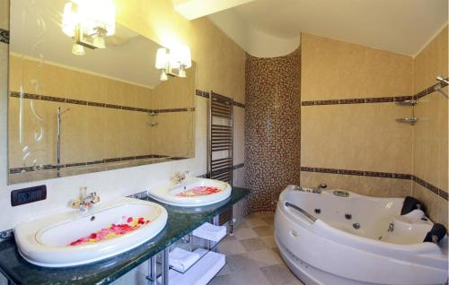 een badkamer met 2 wastafels en een bad bij Awesome Home In Svib With Wifi in Svib