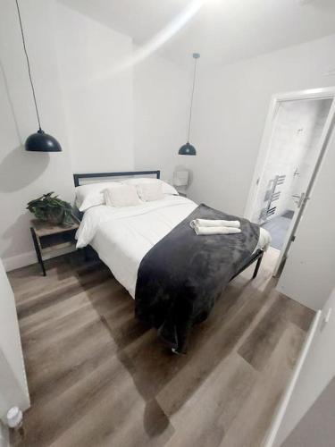 Postel nebo postele na pokoji v ubytování Stunning 1-bedroom annexe flat with own entrance near London
