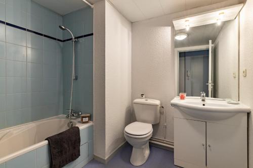 une salle de bain avec toilettes, lavabo et baignoire dans l'établissement Appartment T2 à Lourdes, à Lourdes