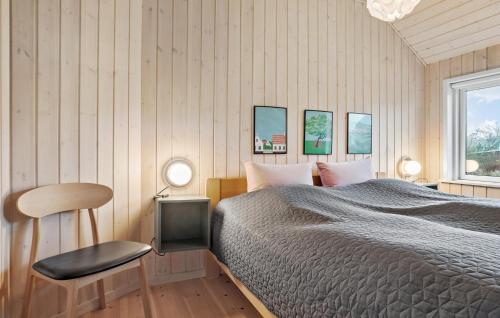 - une chambre avec un lit, une chaise et une fenêtre dans l'établissement Cozy Home In Odder With Wifi, à Odder