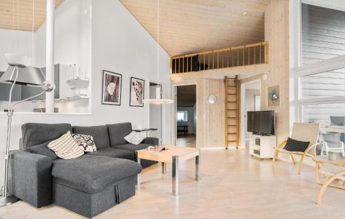 una sala de estar con un sofá y una mesa en Stunning Home In Sydals With Wifi, en Sarup