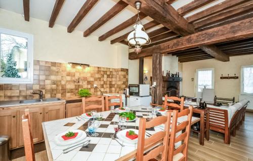 une cuisine et une salle à manger avec une table et des chaises dans l'établissement 2 Bedroom Awesome Home In Rubigny, à Rubigny