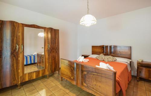a bedroom with a large bed and a mirror at Stunning Apartment In Bagolino, F Pcaffaro in Ponte Caffaro