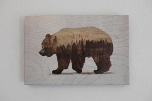 a painting of a grizzly bear in a forest at Retraite alpine, studio paisible et rénové in Leukerbad