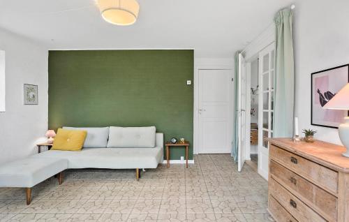 Μια τηλεόραση ή/και κέντρο ψυχαγωγίας στο Gorgeous Home In Lundby With Wifi