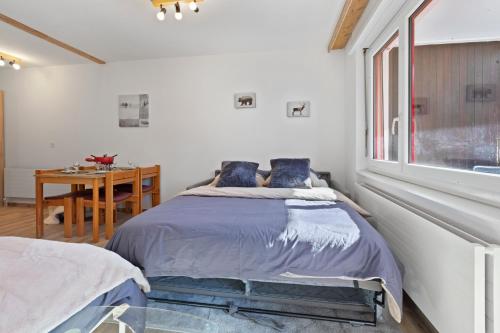 a bedroom with a bed and a window at Retraite alpine, studio paisible et rénové in Leukerbad