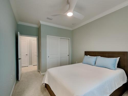 - une chambre avec un grand lit et des oreillers bleus dans l'établissement Lost Key Villas 14367 - Maritime Manor, à Perdido Key