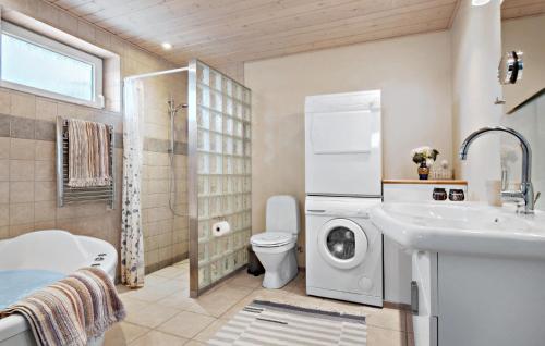 y baño con lavadora y lavamanos. en Gorgeous Home In Assens With Kitchen, en Assens