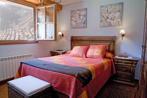 um quarto com uma cama e uma janela em Apartamentos Valdecarzana Senda del Oso em San Martín