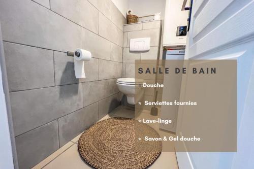 ein Badezimmer mit einem WC und einem Teppich in der Unterkunft Le Gite 1 - Appartement T2 de 53m2, idéal pro ou couples, coeur de ville et proche GOLFECH in Malause