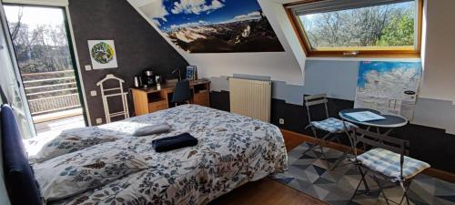 1 dormitorio con 1 cama, escritorio y ventanas en 2 Belles chambres avec balcon sdb et WC privatifs en Lannion