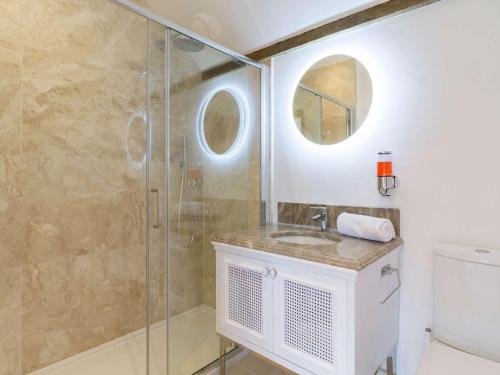 een badkamer met een douche en een wastafel bij 2 bed in Lound 82801 in Hopton on Sea