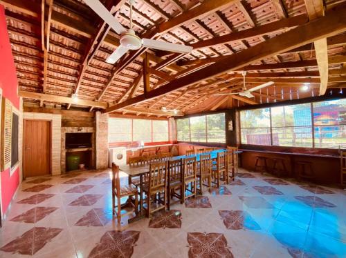 une grande pièce avec une table et des chaises dans l'établissement Rancho Abuela Angela, à Ayolas