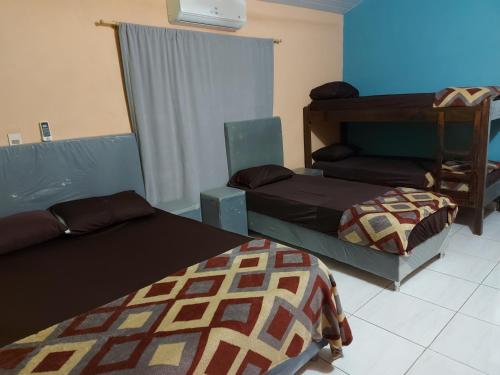 une chambre avec deux lits dans une pièce dans l'établissement Rancho Abuela Angela, à Ayolas