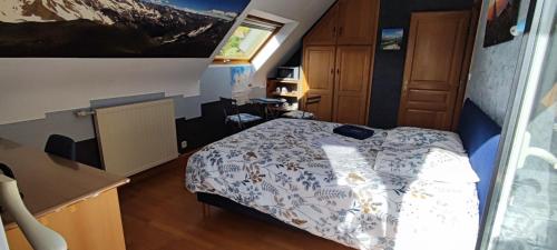 Postel nebo postele na pokoji v ubytování Grande chambre SDB privée avec balcon