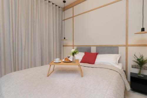 Tempat tidur dalam kamar di Loft Apartment Gdansk Near The Old Town Parking & Balcony by Renters