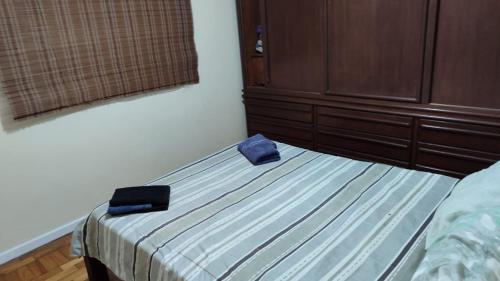 - un lit dans une chambre avec 2 sacs dans l'établissement 2 quartos Icaraí, à Niterói