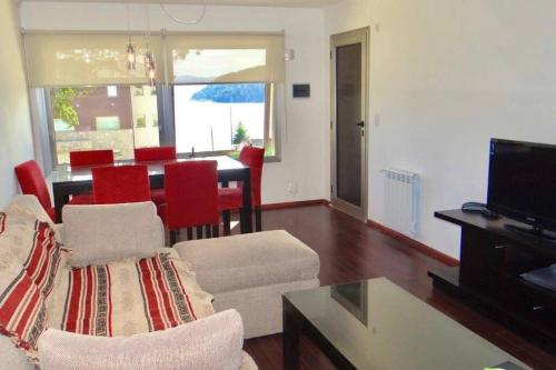 a living room with a couch and a table at Complejo Quinta Luna, módulo Araucaria in San Carlos de Bariloche