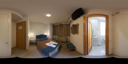 1 dormitorio con 1 cama y 1 habitación con baño en Hotel Maritimo en Alicante