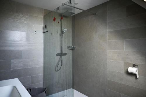 W łazience znajduje się prysznic ze szklanymi drzwiami. w obiekcie Buron de Léon, en plein cœur de l Aubrac w mieście Laguiole